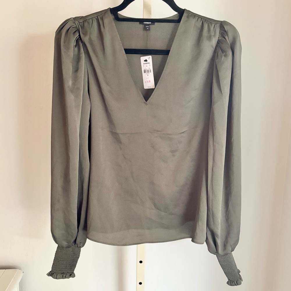 EXPRESS V-neck Puff Sleeve Smocked Cuff Blouse Olive Green Crepe, Size XS, NWT